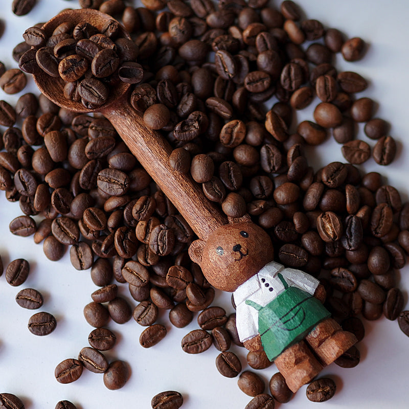 Barista Bear Coffee Scoop with roasted coffee beans – Pipimu wooden spoon