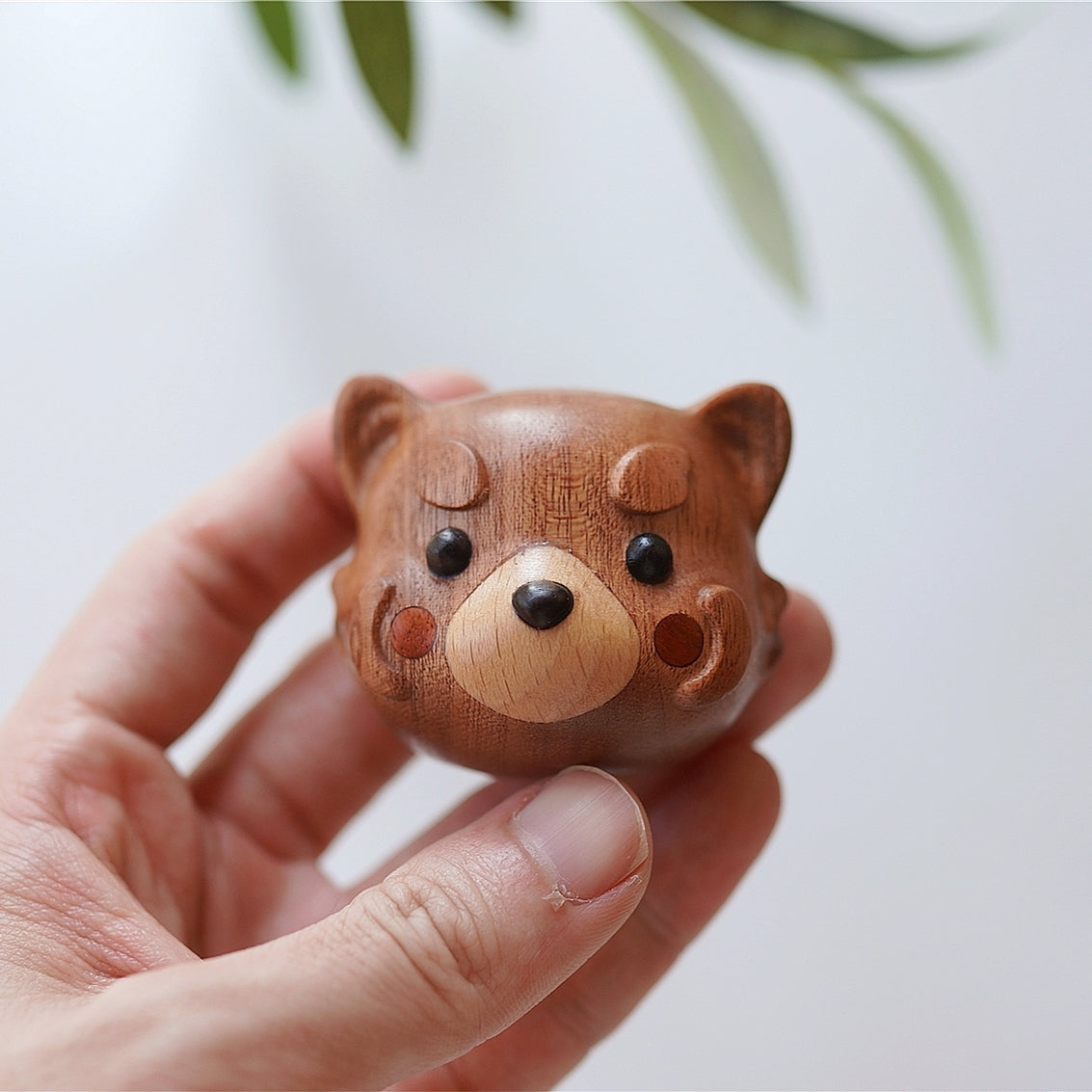 Hand holding Pipimu Bear Family Brownie & Coco wooden bear magnet