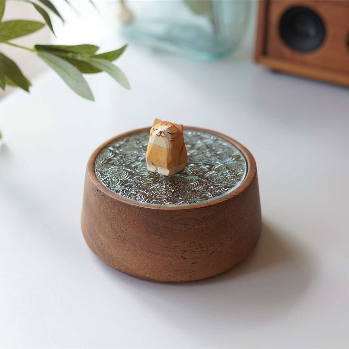 Pipimu Surprise Box with cat figurine lid and wooden base
