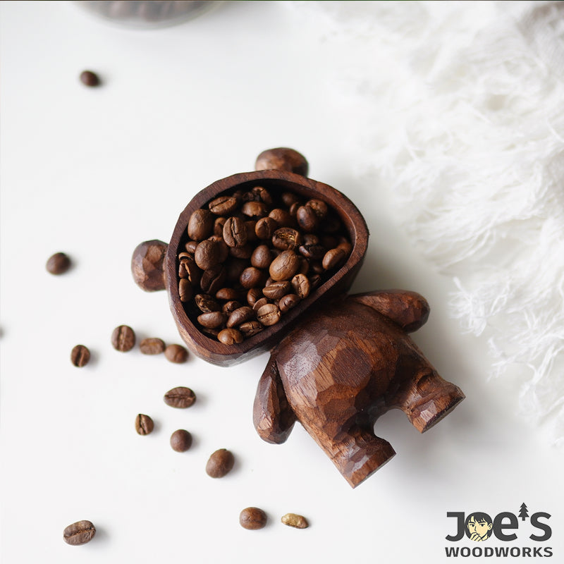 Pipimu-Bear-shaped wooden scoop filled with roasted coffee beans – top view