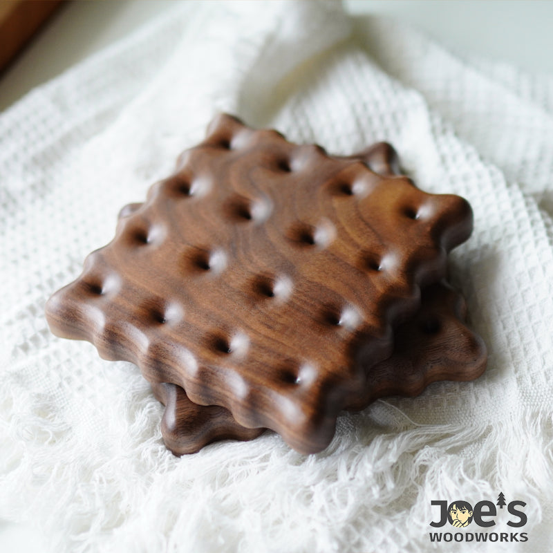 Handcrafted cookie-shaped wooden coaster in walnut – Joe&