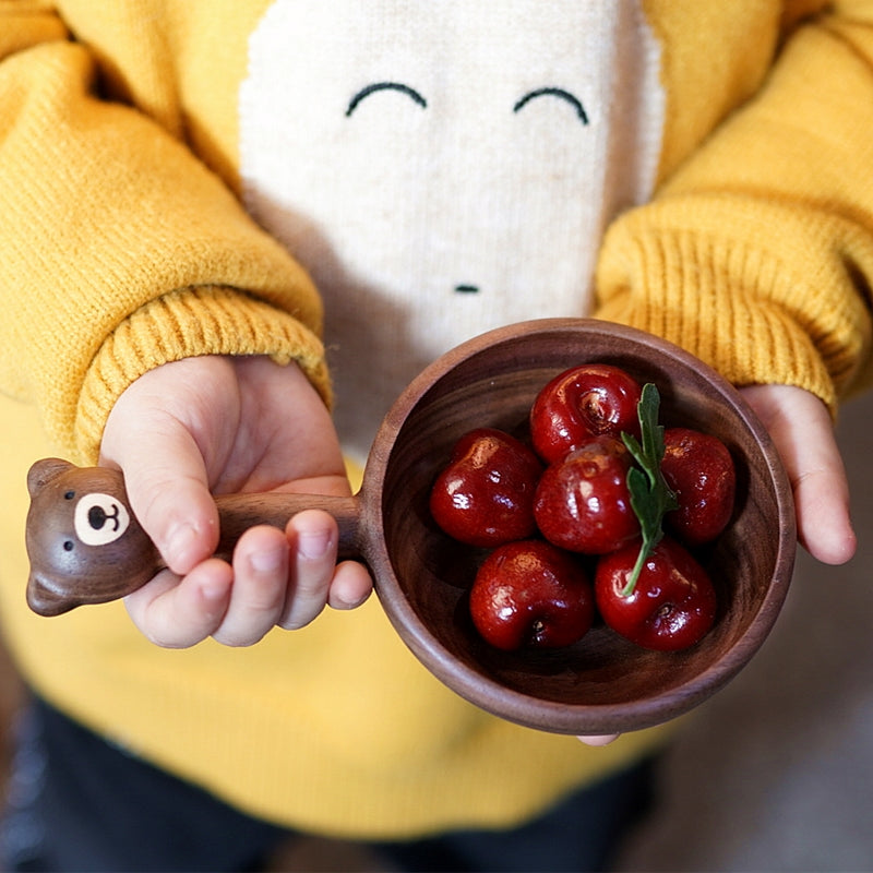 Child holding Pipimu Bubu Bear wooden salad bowl