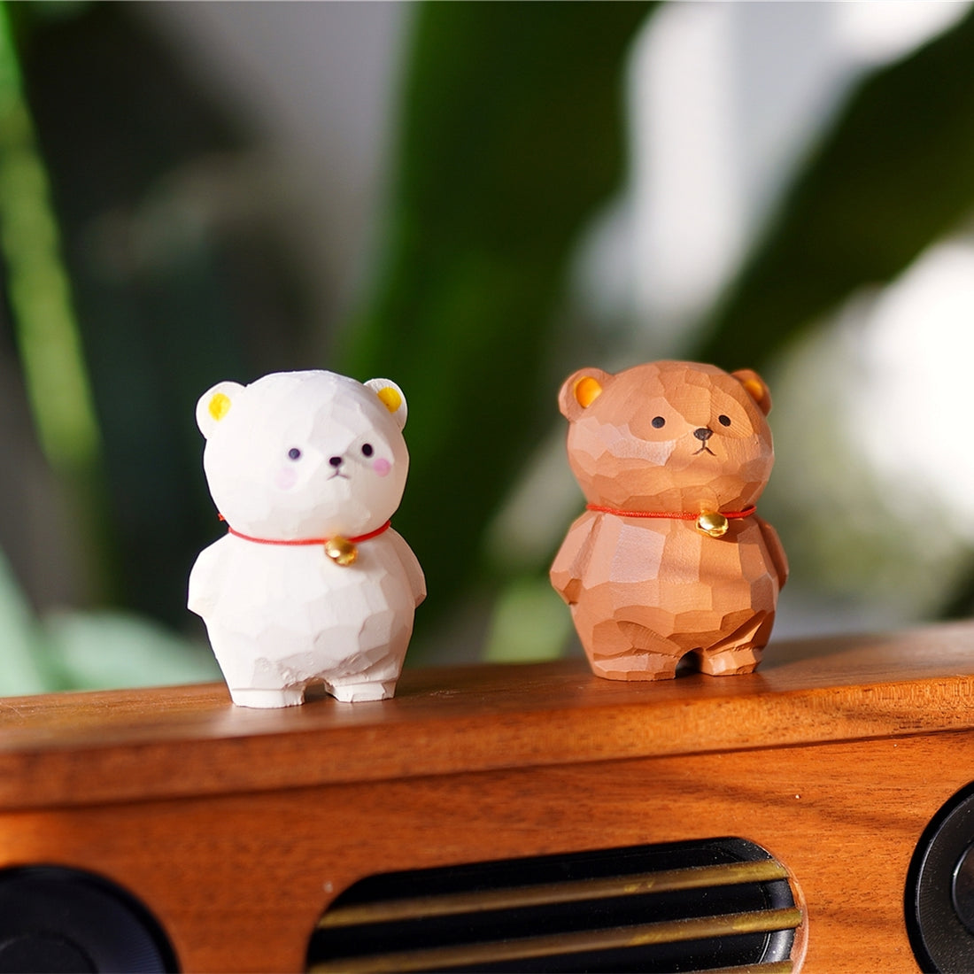 Pipimu Niko Bear wooden figurine set, handmade maple wood bear with bell for desk and car decoration