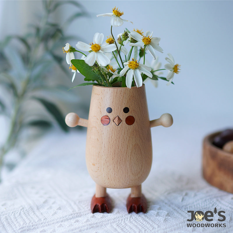Cute wooden chick vase with white daisies for spring home decor – Joe’s Woodworks